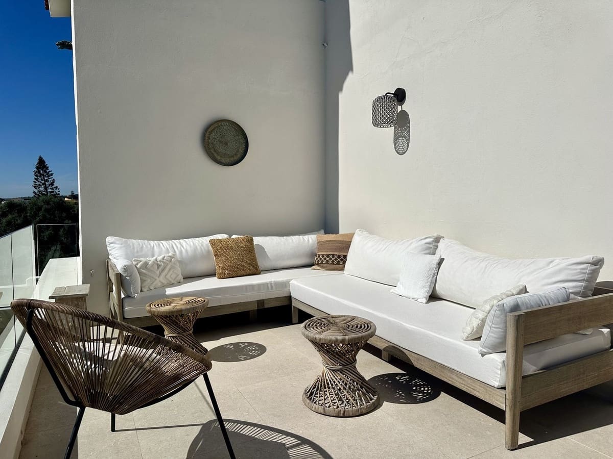 5 bedroom Villa for holiday rental in Estepona with pool - € 4,500 (Ref: 9777286)