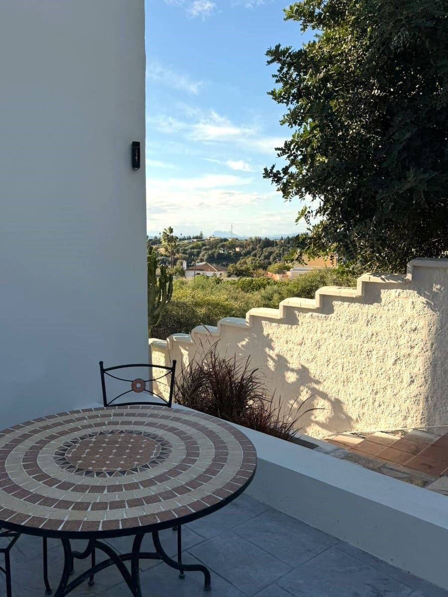 5 bedroom Villa for holiday rental in Estepona with pool - € 4,500 (Ref: 9777286)