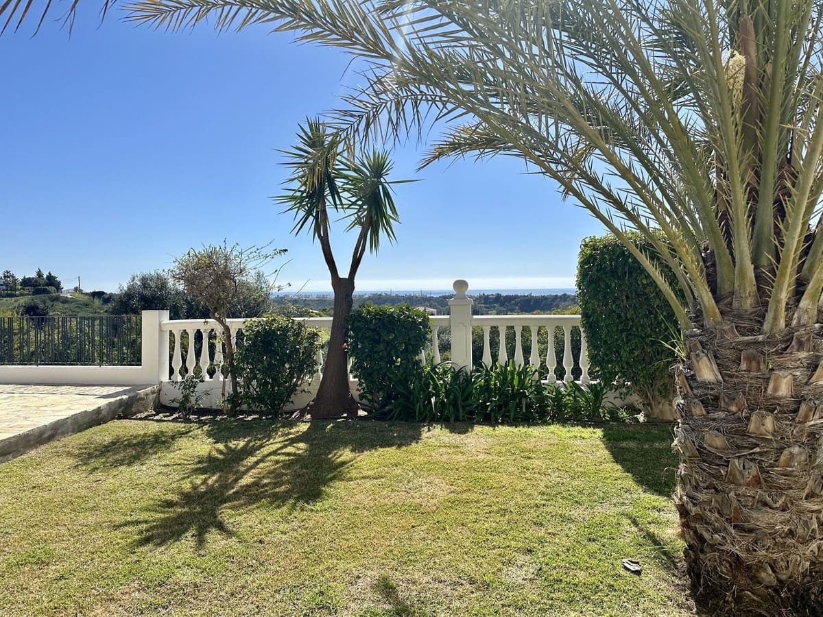 5 bedroom Villa for holiday rental in Estepona with pool - € 4,500 (Ref: 9777286)