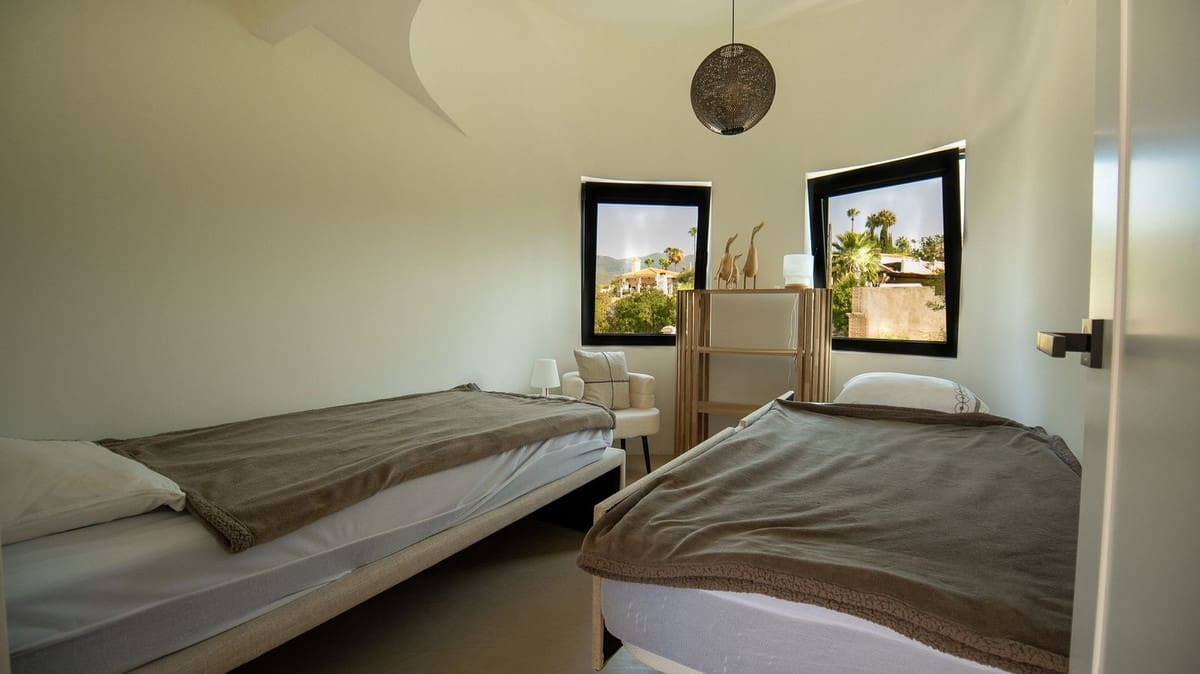 5 bedroom Villa for holiday rental in Estepona with pool - € 4,004 (Ref: 9777286)
