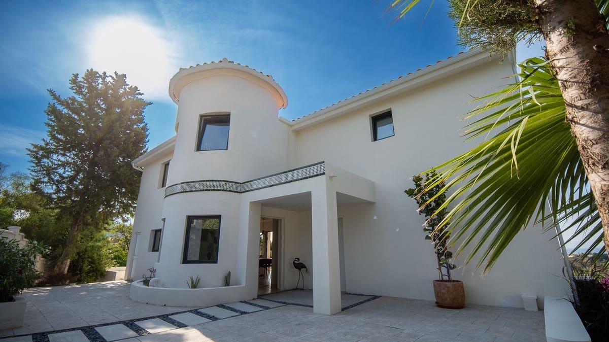 5 bedroom Villa for holiday rental in Estepona with pool - € 4,004 (Ref: 9777286)