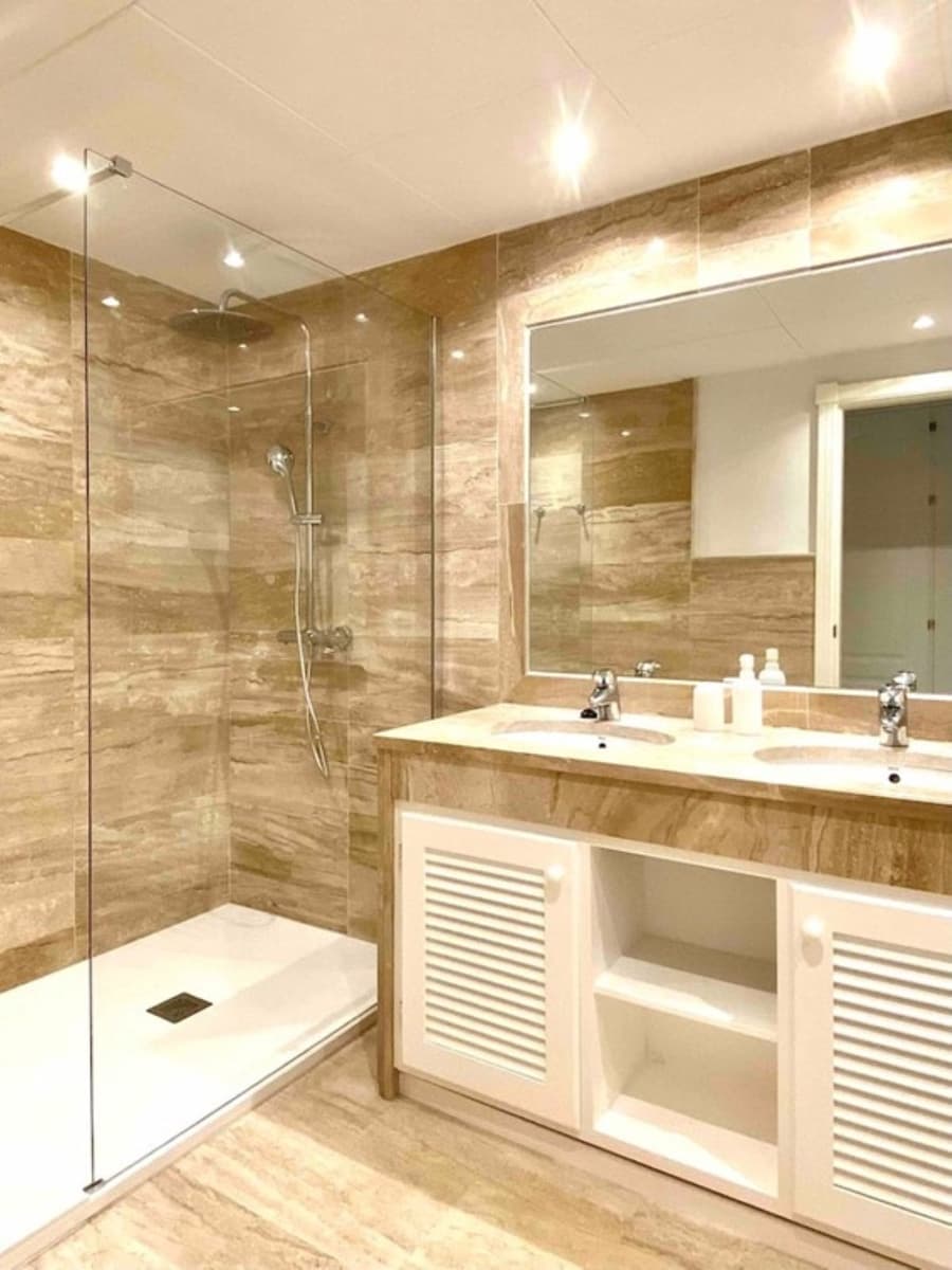 2 bedroom Apartment for holiday rental in Marbella with pool garage - € 1,850 (Ref: 9880263)