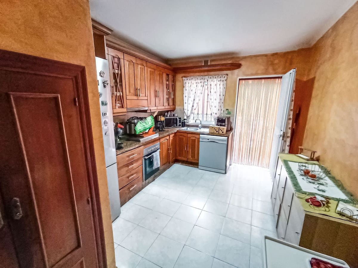 6 bedroom Villa for sale in La Cala de Mijas - € 796,000 (Ref: 8664448)