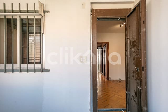 3 bedroom Flat for sale in San Diego, Madrid city - € 180,000 (Ref: 8945307)