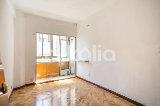 3 bedroom Flat for sale in San Diego, Madrid city - € 180,000 (Ref: 8945307)