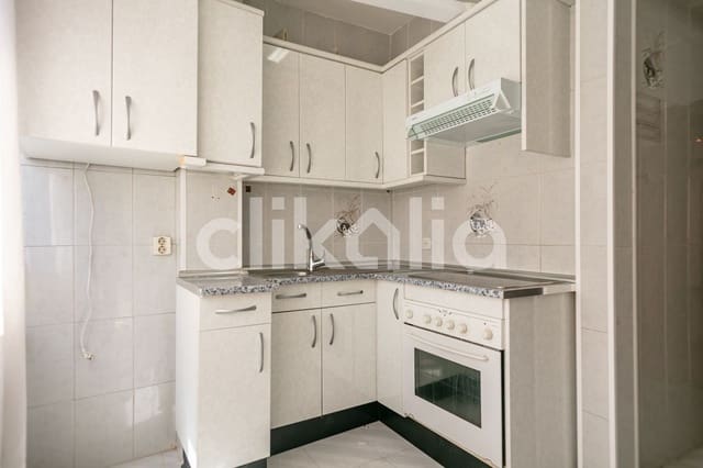 3 bedroom Flat for sale in San Diego, Madrid city - € 180,000 (Ref: 8945307)