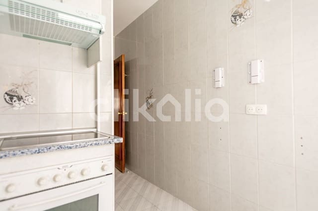 3 bedroom Flat for sale in San Diego, Madrid city - € 180,000 (Ref: 8945307)