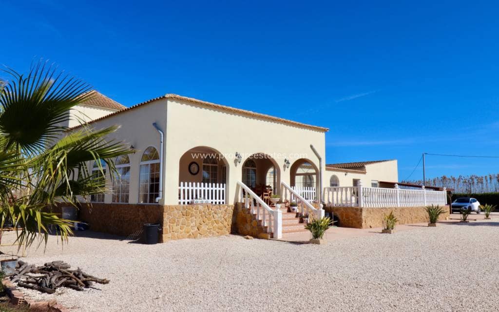 5 soveværelse Finca/Landehus til salg i Catral med swimmingpool - € 399.000 (Ref: 8848150)