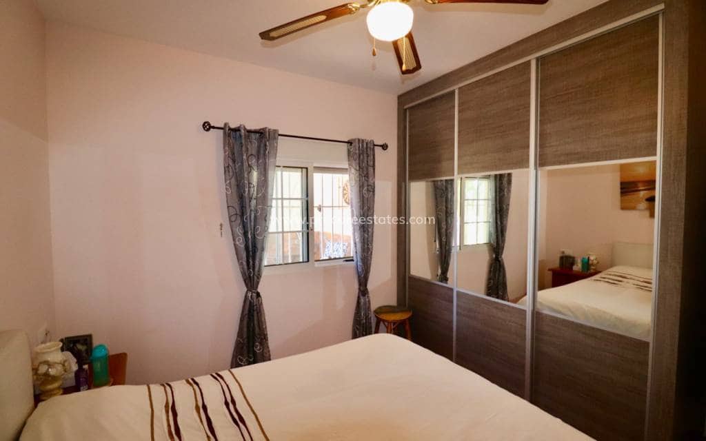 5 soveværelse Finca/Landehus til salg i Catral med swimmingpool - € 399.000 (Ref: 8848150)