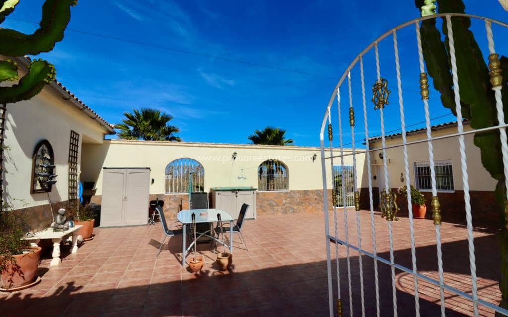 5 soveværelse Finca/Landehus til salg i Catral med swimmingpool - € 399.000 (Ref: 8848150)