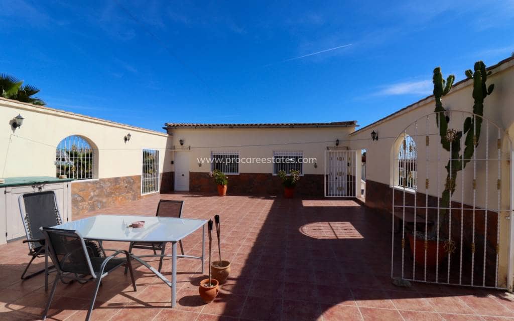 5 soveværelse Finca/Landehus til salg i Catral med swimmingpool - € 399.000 (Ref: 8848150)