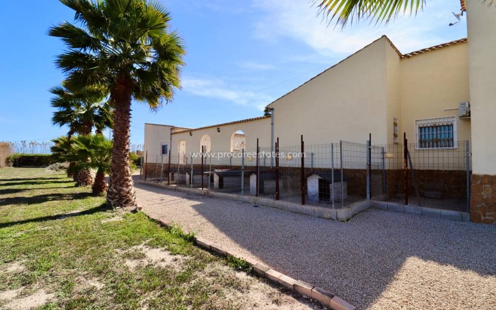 5 soveværelse Finca/Landehus til salg i Catral med swimmingpool - € 399.000 (Ref: 8848150)