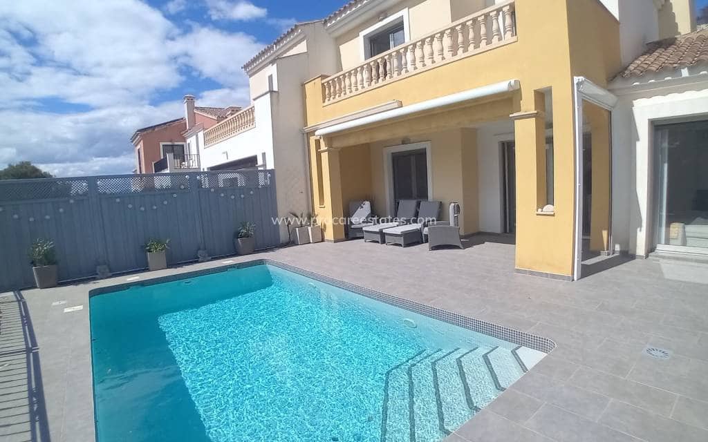 4 bedroom Villa for sale in Algorfa with pool - € 495,000 (Ref: 8981535)