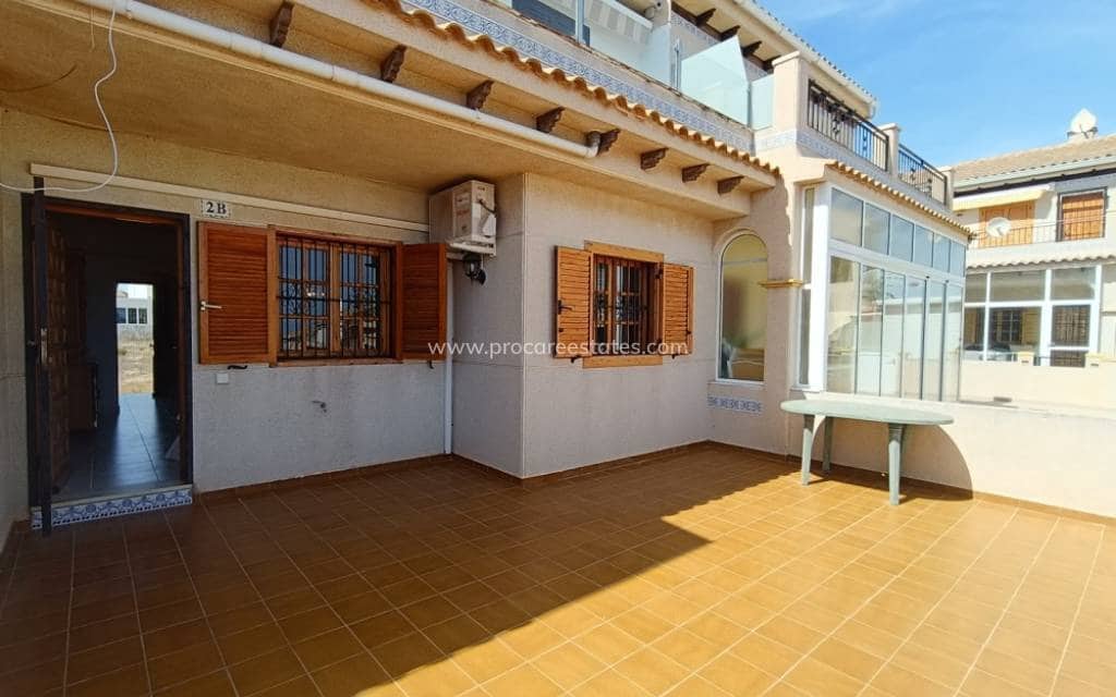 3 makuuhuone Huoneisto myytävänä paikassa Torrevieja mukana uima-altaan - 205 000 € (Ref: 9211060)