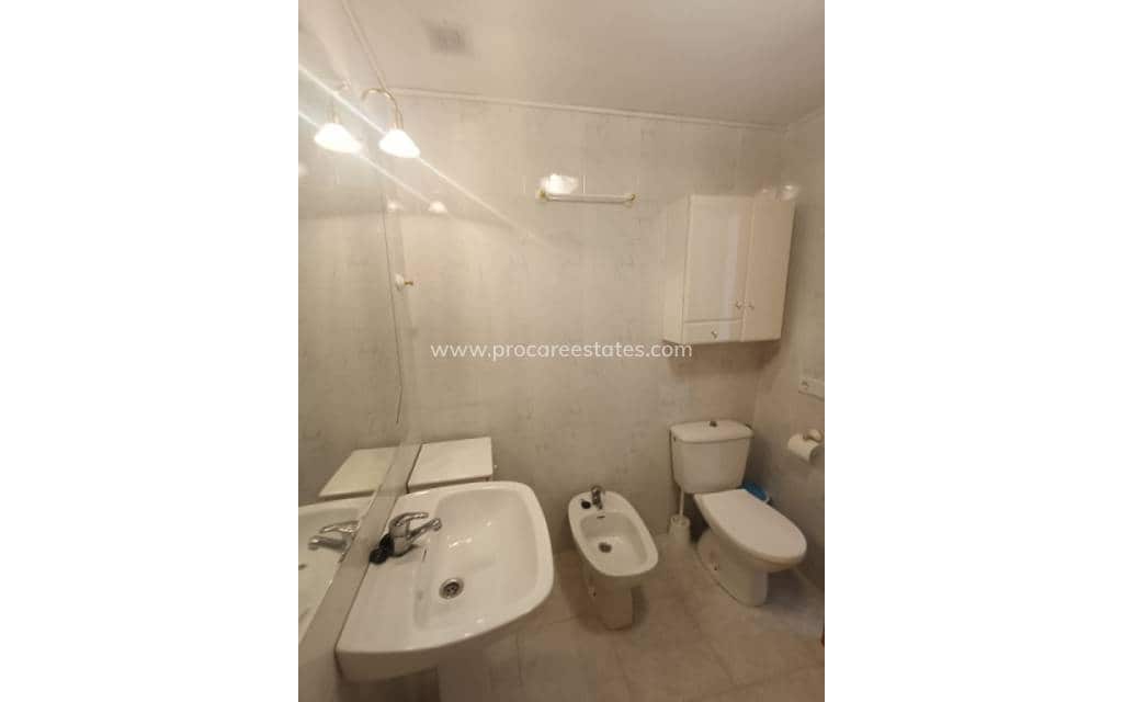 3 makuuhuone Huoneisto myytävänä paikassa Torrevieja mukana uima-altaan - 205 000 € (Ref: 9211060)