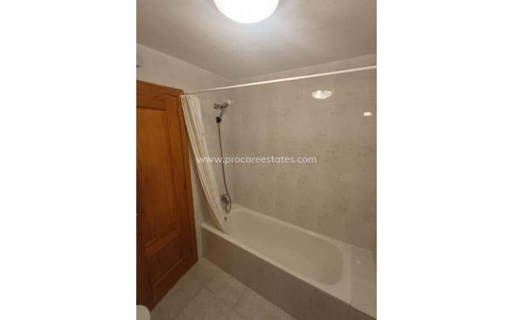 3 makuuhuone Huoneisto myytävänä paikassa Torrevieja mukana uima-altaan - 205 000 € (Ref: 9211060)