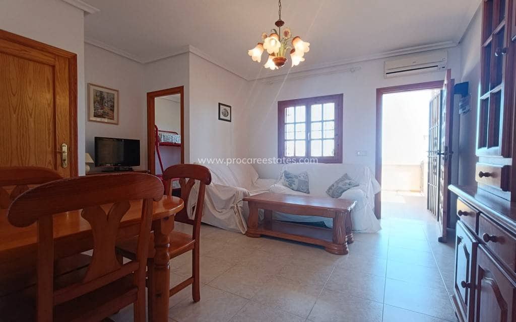 3 makuuhuone Huoneisto myytävänä paikassa Torrevieja mukana uima-altaan - 205 000 € (Ref: 9211060)