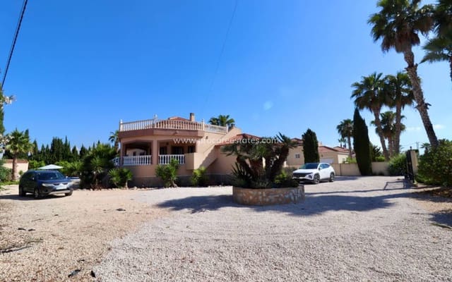 4 soveværelse Finca/Landehus til salg i Catral med swimmingpool garage - € 459.000 (Ref: 9360905)