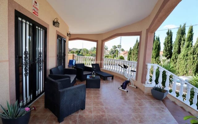 4 soveværelse Finca/Landehus til salg i Catral med swimmingpool garage - € 459.000 (Ref: 9360905)