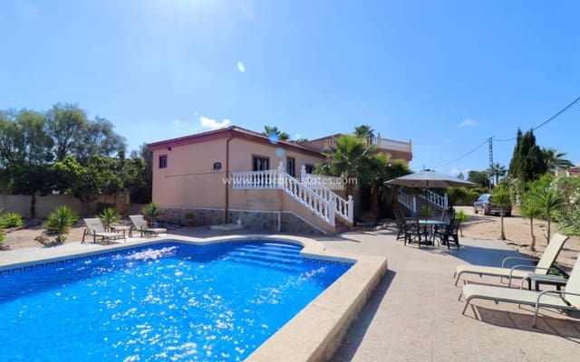 4 soveværelse Finca/Landehus til salg i Catral med swimmingpool garage - € 459.000 (Ref: 9360905)