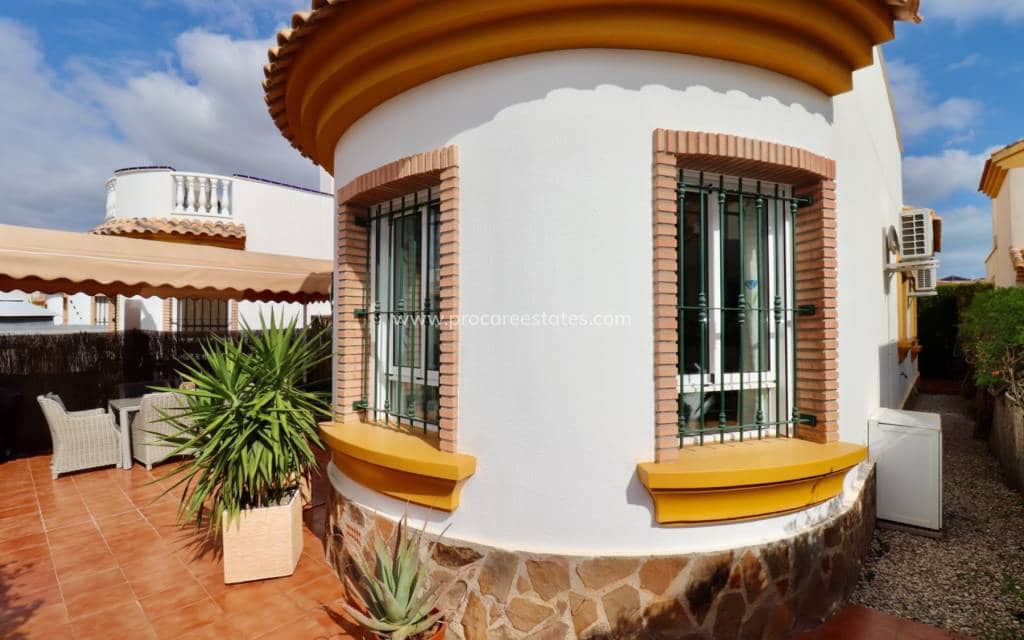 Chalet de 2 habitaciones en El Raso en venta con piscina - 215.000 € (Ref: 9449762)