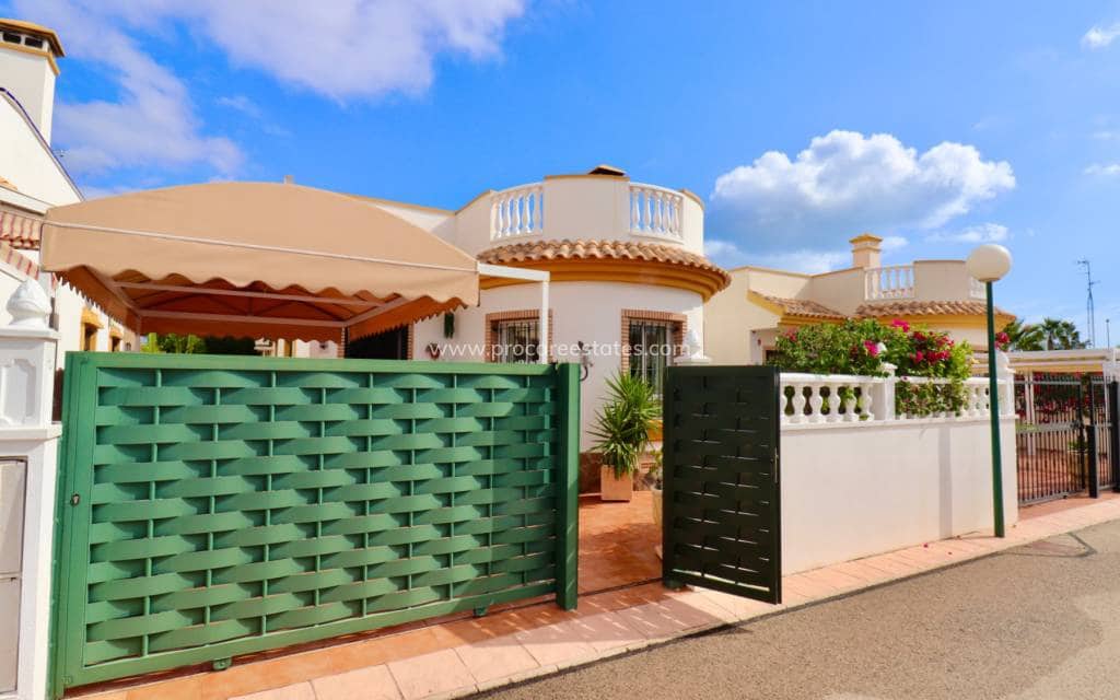 Chalet de 2 habitaciones en El Raso en venta con piscina - 215.000 € (Ref: 9449762)