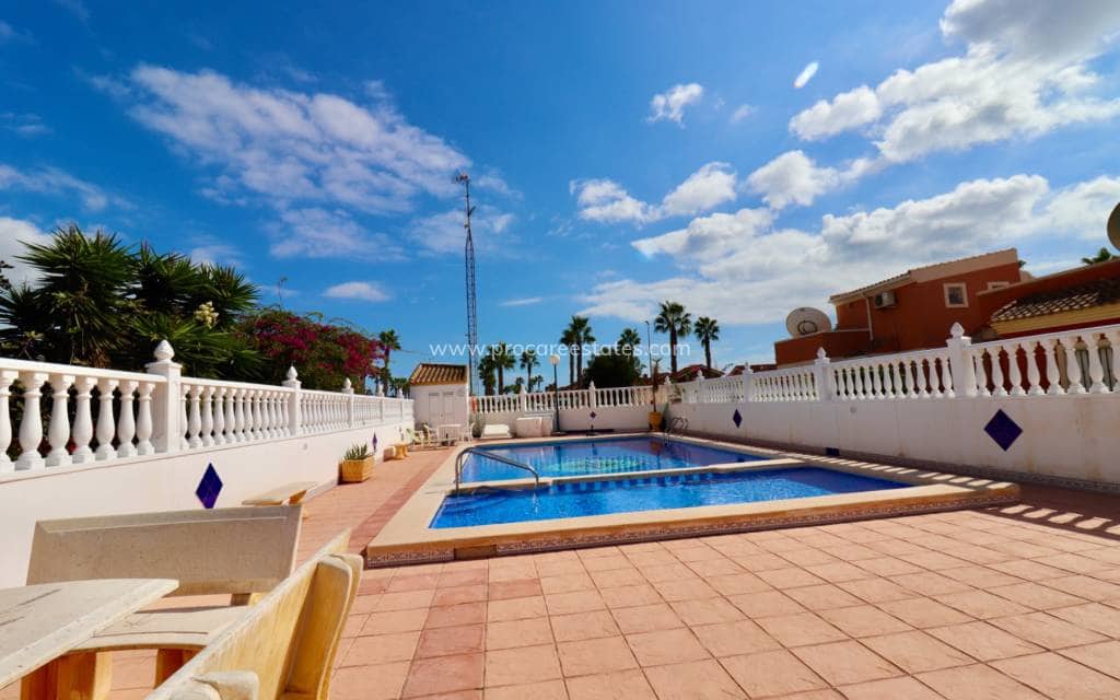 Chalet de 2 habitaciones en El Raso en venta con piscina - 215.000 € (Ref: 9449762)