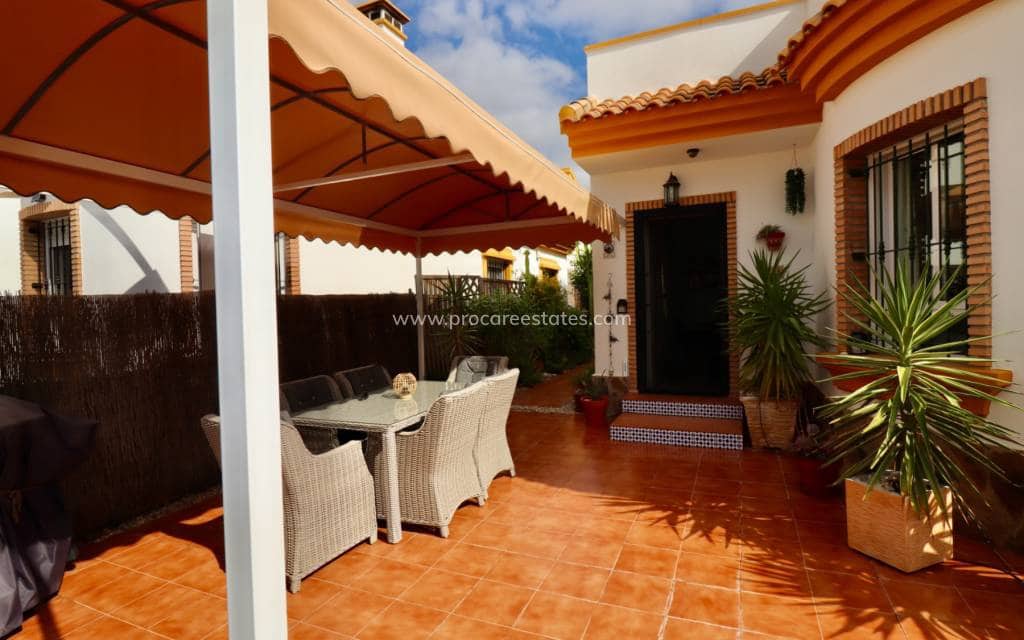 Chalet de 2 habitaciones en El Raso en venta con piscina - 215.000 € (Ref: 9449762)