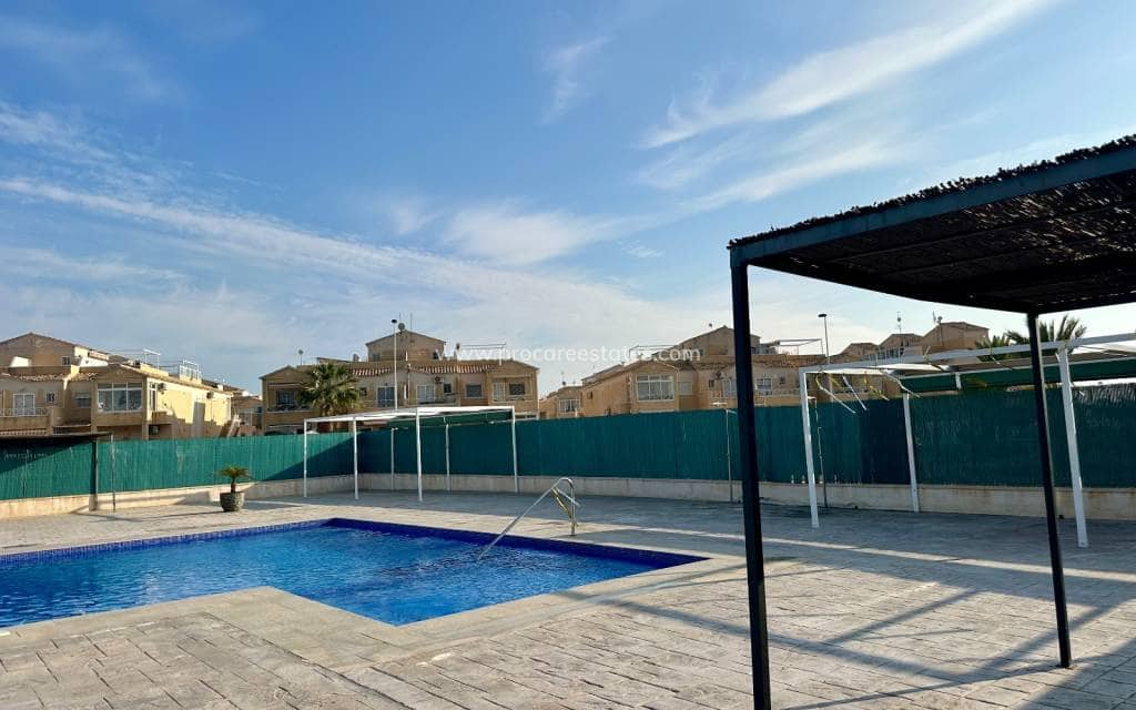 2 soverom Hus til salgs i Torrevieja med svømmebasseng - € 104 950 (Ref: 9449916)