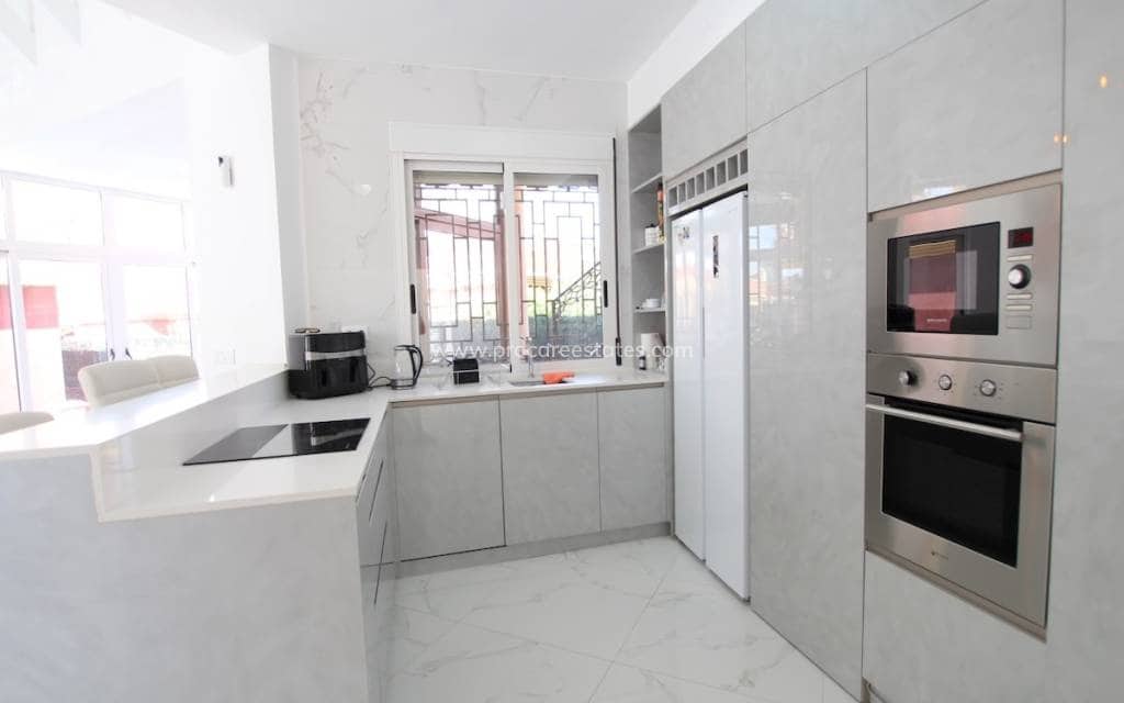 6 bedroom Villa for sale in Lo Crispin with pool - € 395,000 (Ref: 9503039)