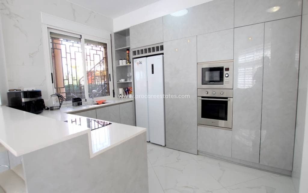 6 bedroom Villa for sale in Lo Crispin with pool - € 395,000 (Ref: 9503039)