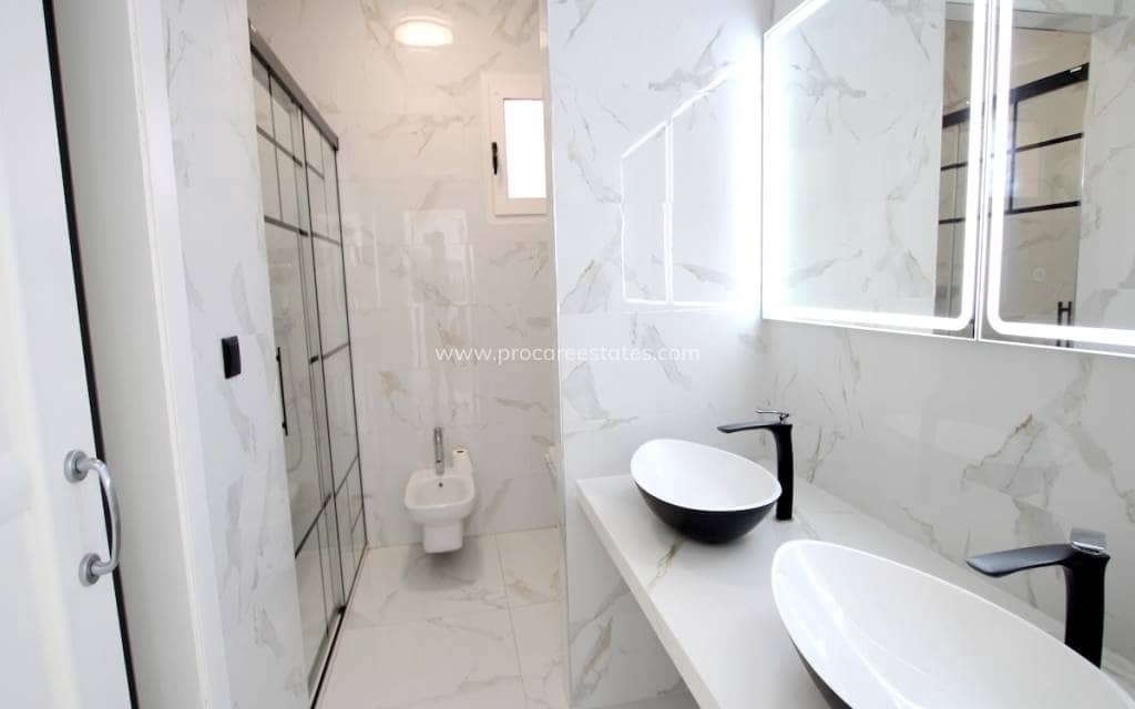 6 bedroom Villa for sale in Lo Crispin with pool - € 395,000 (Ref: 9503039)