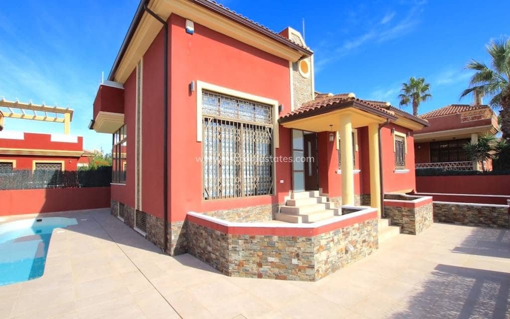 6 bedroom Villa for sale in Lo Crispin with pool - € 395,000 (Ref: 9503039)