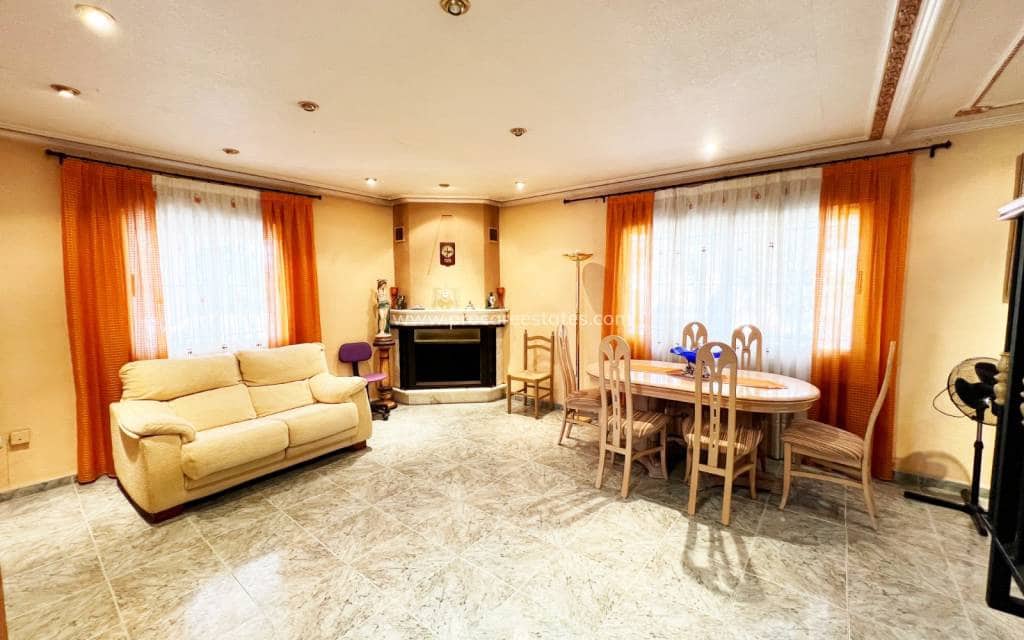 4 slaapkamer Villa te koop in La Romana met zwembad - € 320.000 (Ref: 9503050)