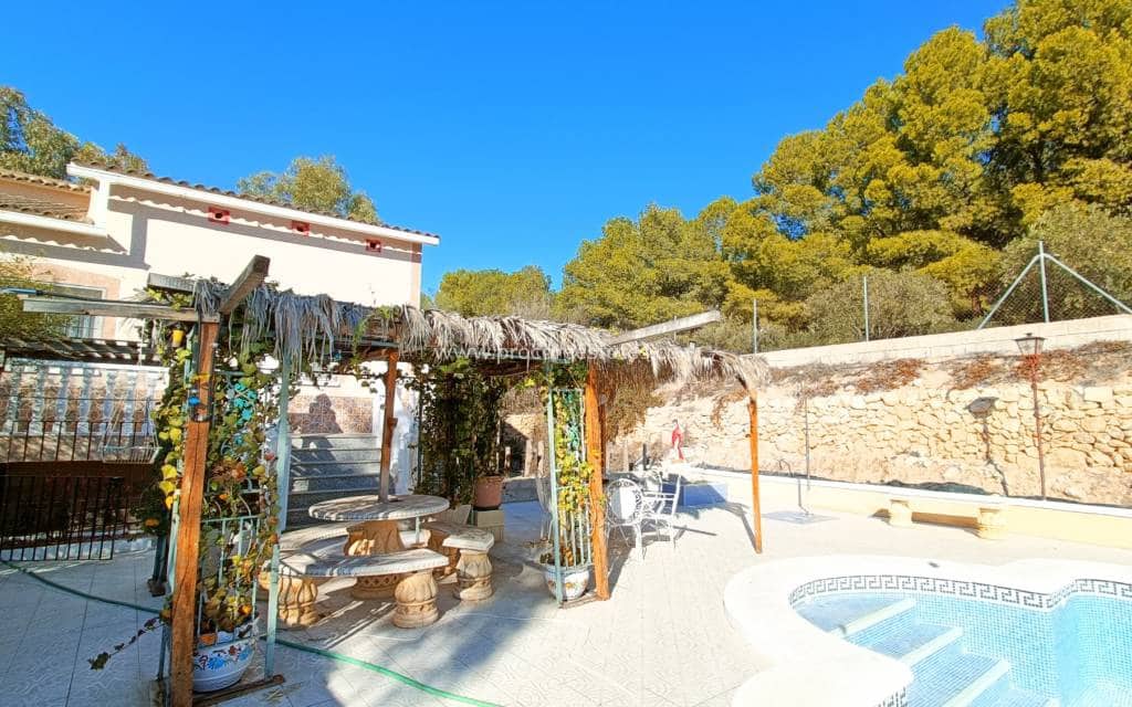 4 slaapkamer Villa te koop in La Romana met zwembad - € 320.000 (Ref: 9503050)