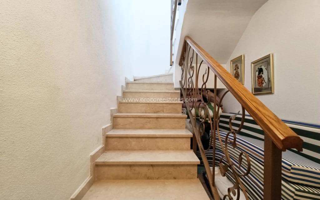 5 makuuhuone Huvila myytävänä paikassa Abanilla mukana uima-altaan - 392 000 € (Ref: 9503051)