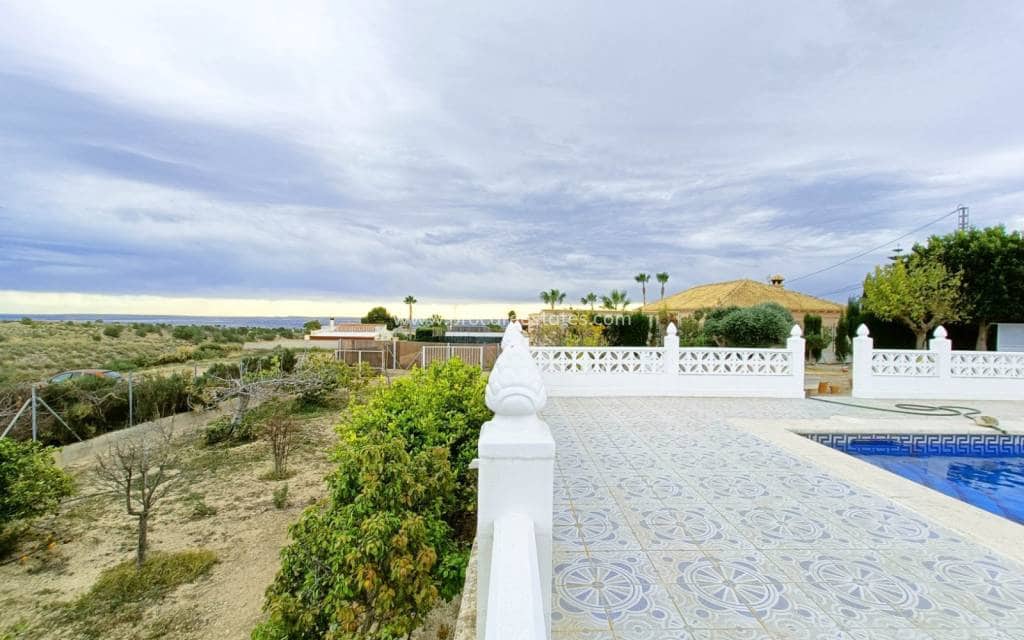 Chalet de 3 habitaciones en Albatera en venta con piscina - 259.950 € (Ref: 9503053)