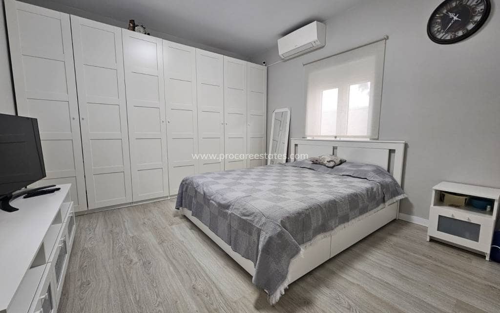 4 slaapkamer Villa te koop in Lo Pepin met zwembad - € 450.000 (Ref: 9503063)