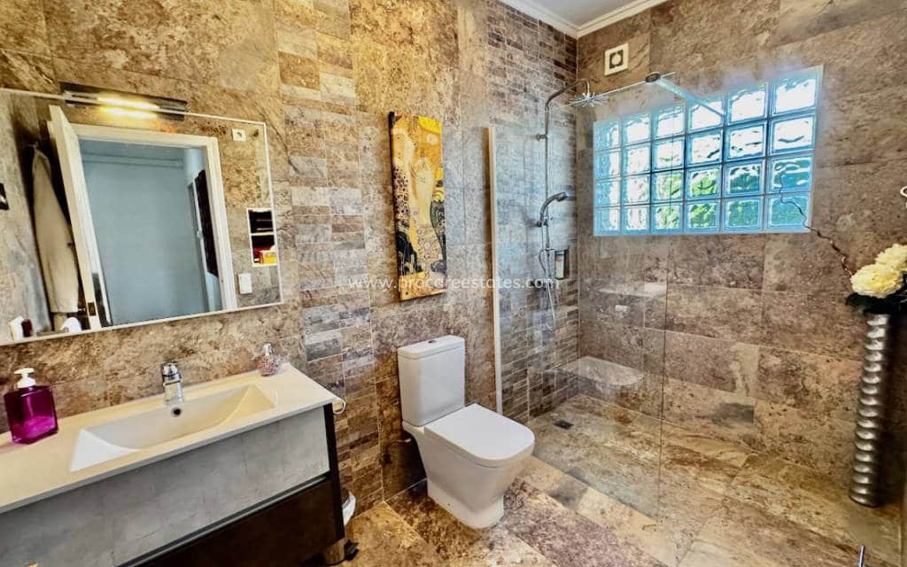 4 makuuhuone Huvila myytävänä paikassa Ciudad Quesada mukana uima-altaan - 650 000 € (Ref: 9503066)