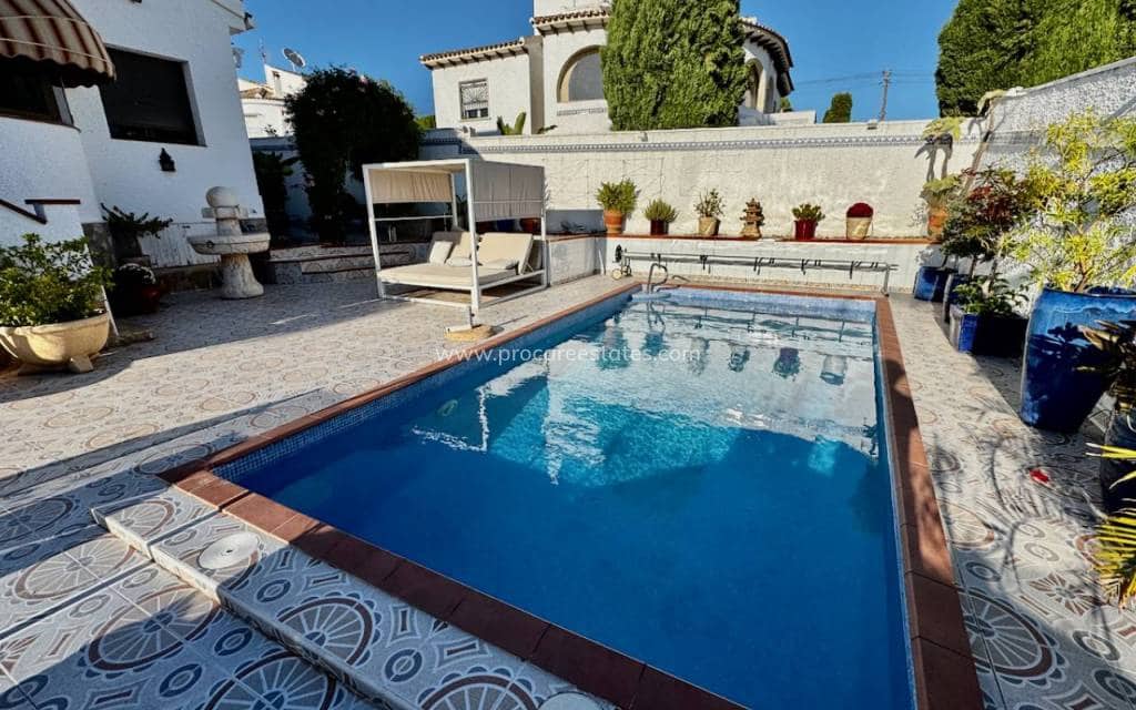 4 makuuhuone Huvila myytävänä paikassa Ciudad Quesada mukana uima-altaan - 650 000 € (Ref: 9503066)