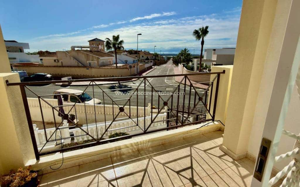 3 slaapkamer Villa te koop in Dona Pepa met zwembad - € 195.000 (Ref: 9778611)