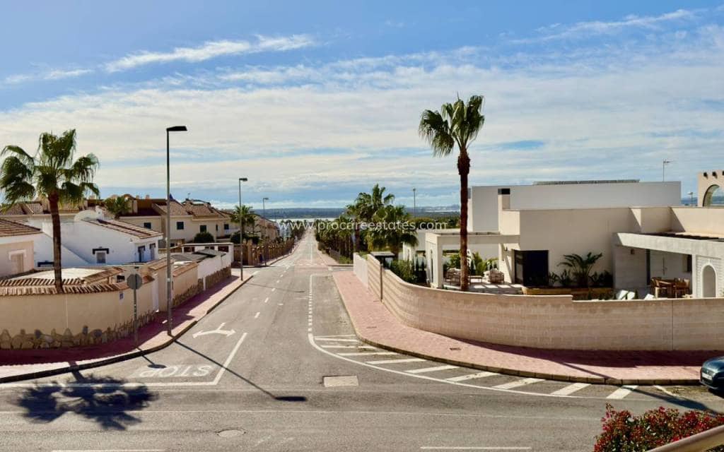 3 slaapkamer Villa te koop in Dona Pepa met zwembad - € 195.000 (Ref: 9778611)