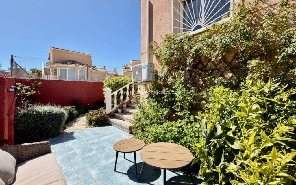 2 soveværelse Villa til salg i Ciudad Quesada med swimmingpool - € 235.000 (Ref: 9778616)