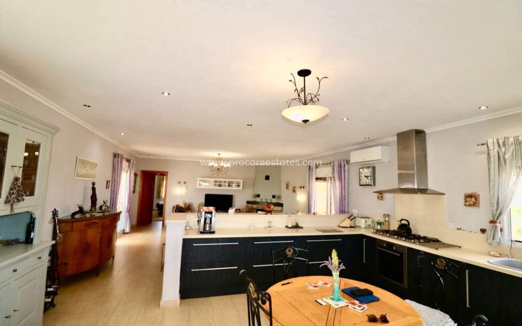4 soveværelse Finca/Landehus til salg i Albatera med swimmingpool garage - € 540.000 (Ref: 9818467)