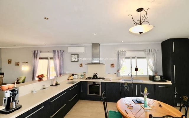 4 soveværelse Finca/Landehus til salg i Albatera med swimmingpool garage - € 540.000 (Ref: 9818467)
