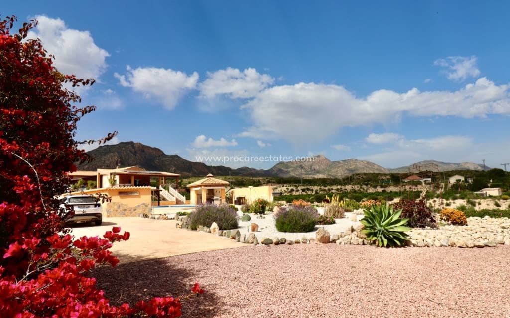 4 soveværelse Finca/Landehus til salg i Albatera med swimmingpool garage - € 540.000 (Ref: 9818467)