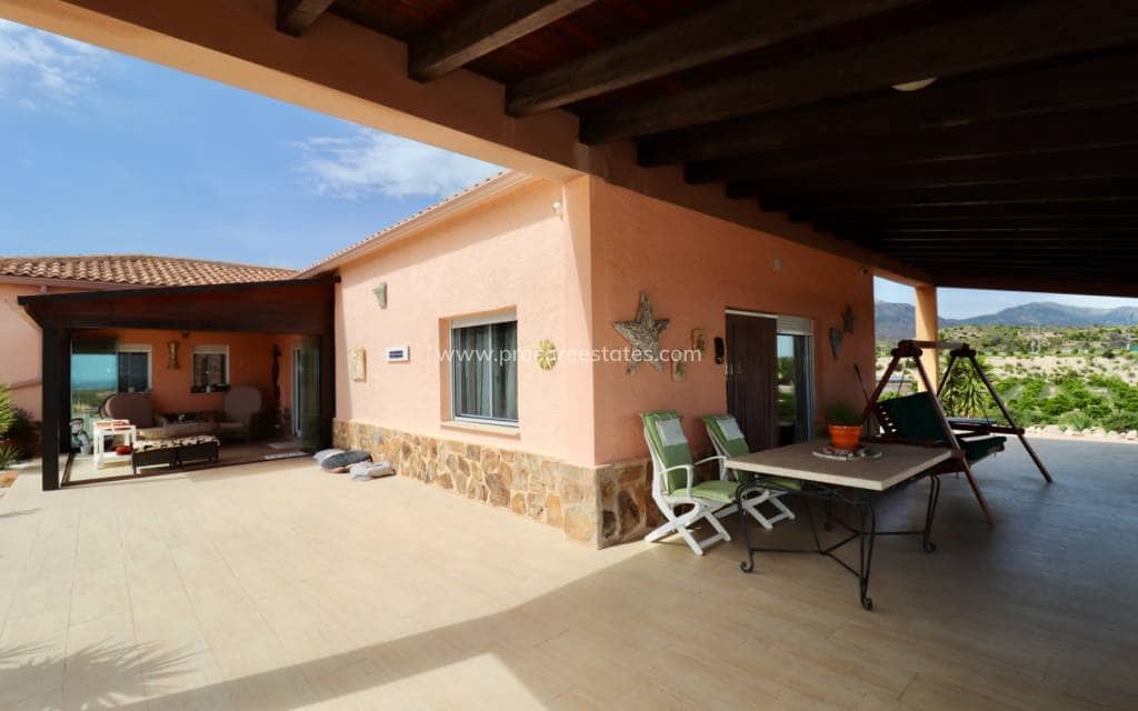 4 soveværelse Finca/Landehus til salg i Albatera med swimmingpool garage - € 540.000 (Ref: 9818467)