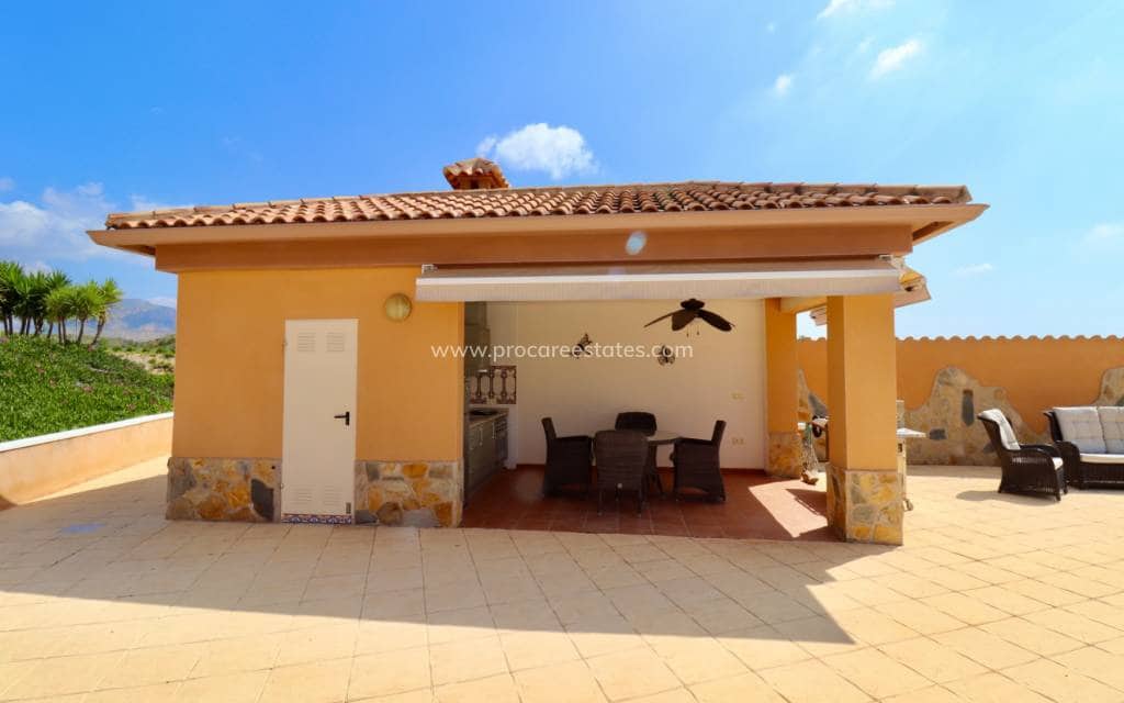 4 soveværelse Finca/Landehus til salg i Albatera med swimmingpool garage - € 540.000 (Ref: 9818467)