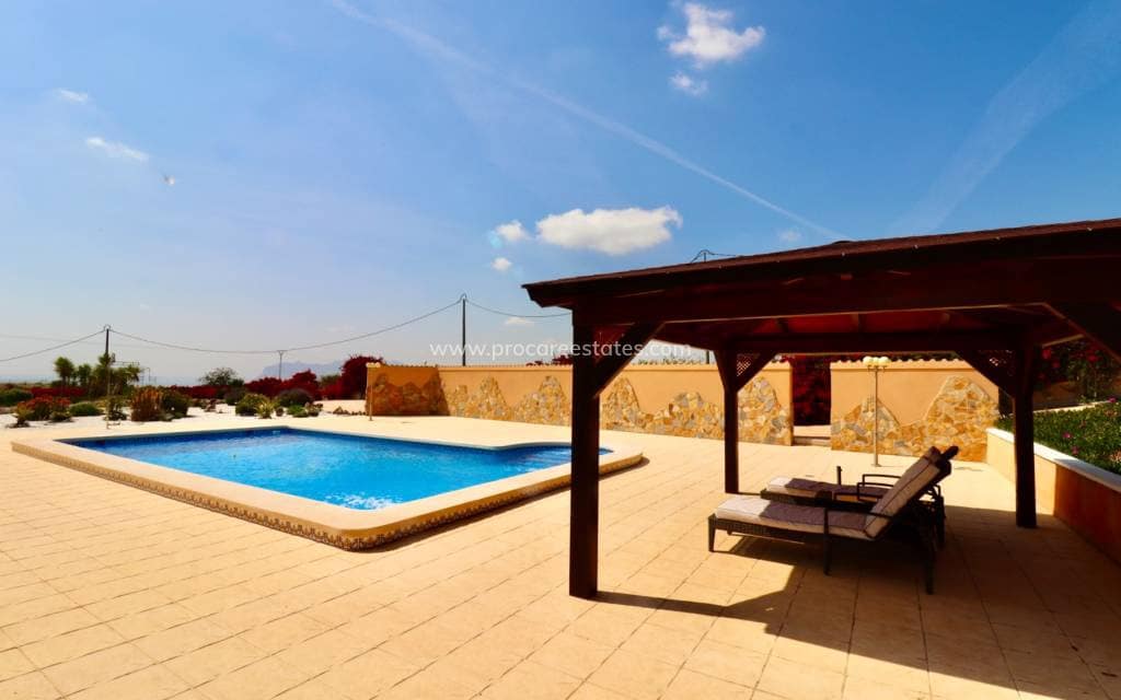 4 soveværelse Finca/Landehus til salg i Albatera med swimmingpool garage - € 540.000 (Ref: 9818467)