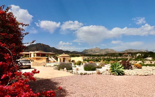 4 soveværelse Finca/Landehus til salg i Albatera med swimmingpool garage - € 540.000 (Ref: 9818467)